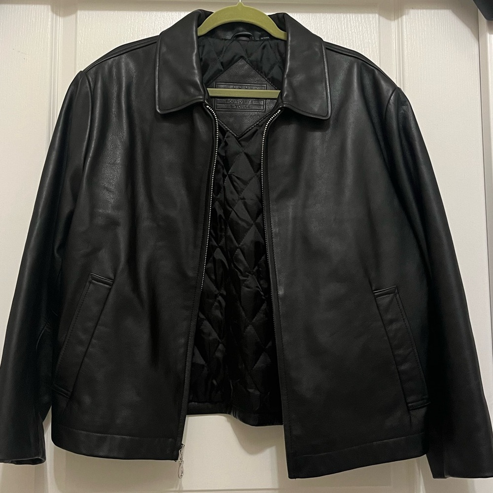 100 percent genuine leather Roundtree and Yorke jacket!! Excellent condition